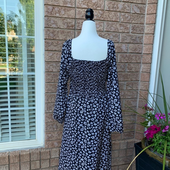 💥$11 - Daisy Dress 🌼 with a slit 👗💋 - Picture 5 of 6